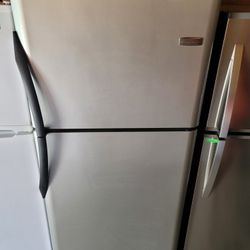 Frigidaire 21cu Ft Stainless Steel Look Apartment Size Top Freezer Refrigerator 30" Wide 