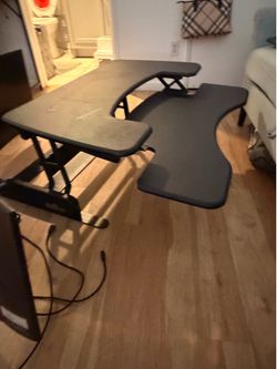 Standup desk with hydraulic