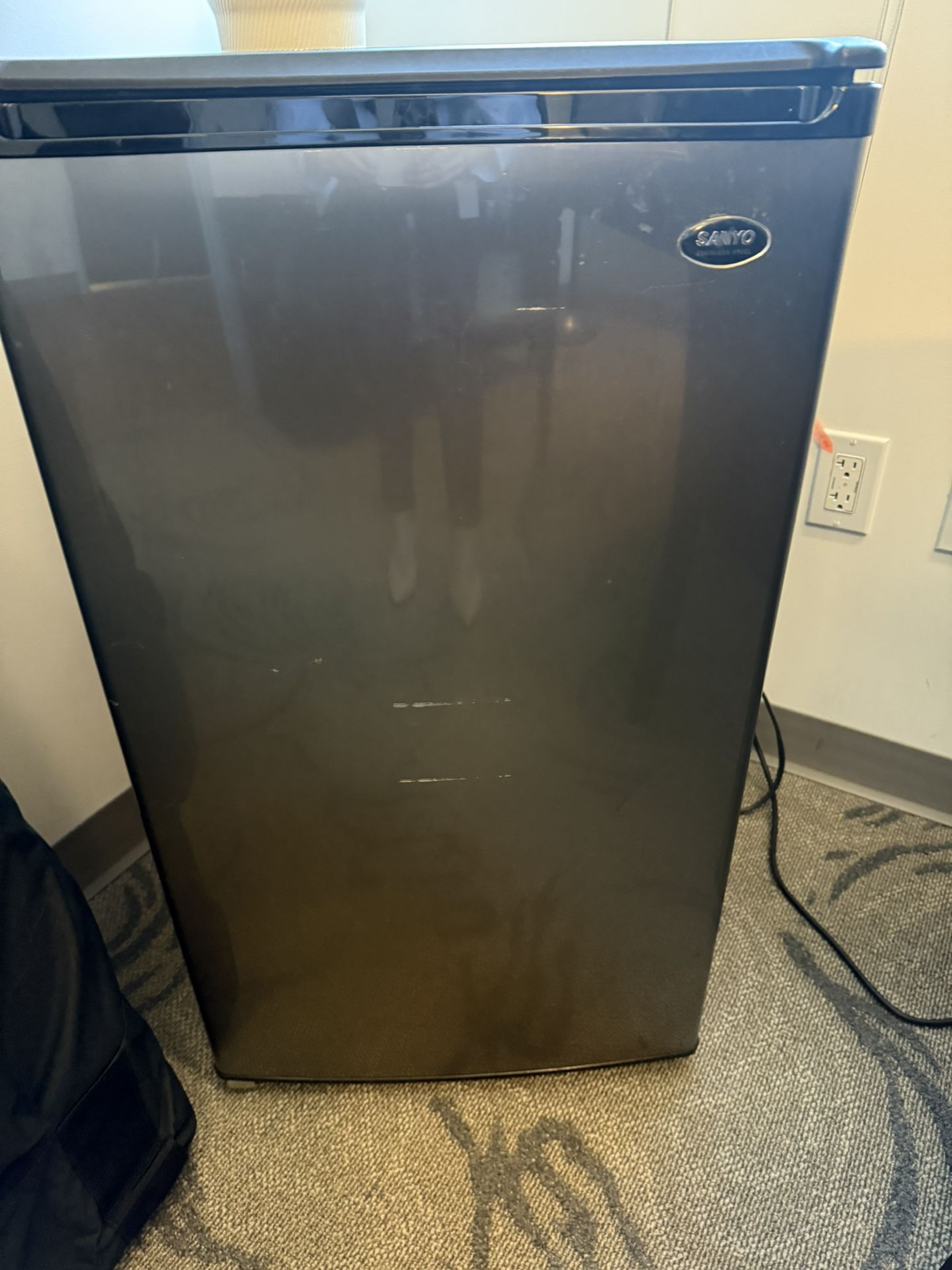 Sanyo Mini Fridge with Freezer