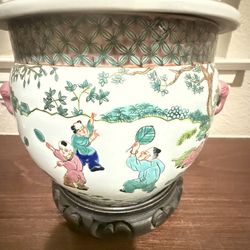 Chinese Famille Verte lidded porcelain ginger jar featuring polychrome decorations of children playing in a garden scene, likely dating from the 20th 