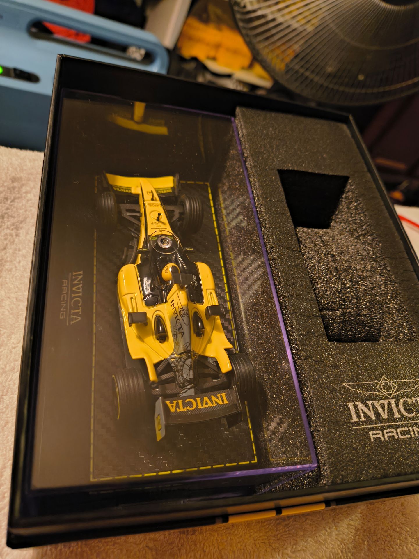 INVICTA SPECIAL EDITION BOX AND CAR INVICTA RACING NEW