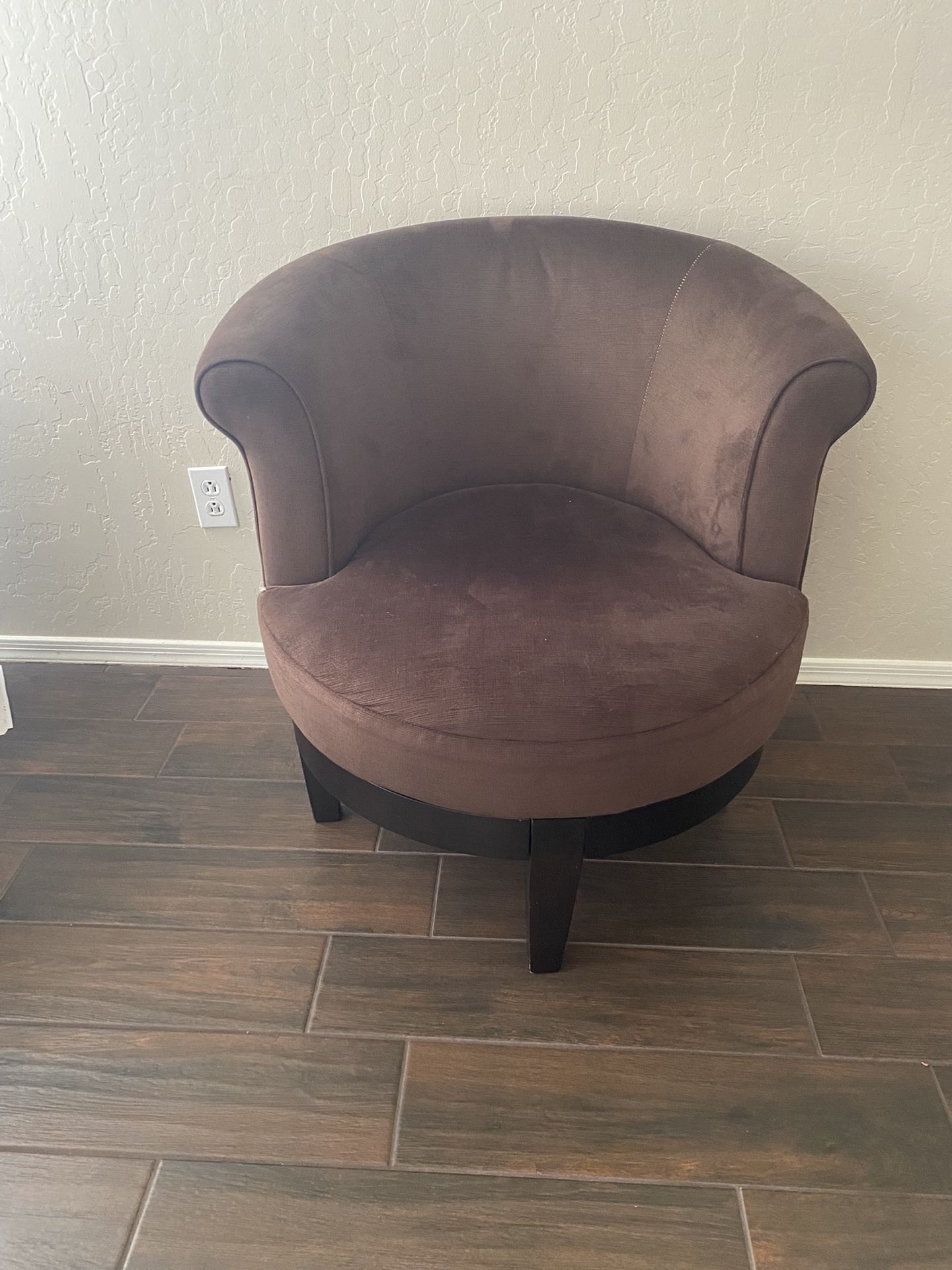 Brown Spinning Chair In A Very Well Condition 