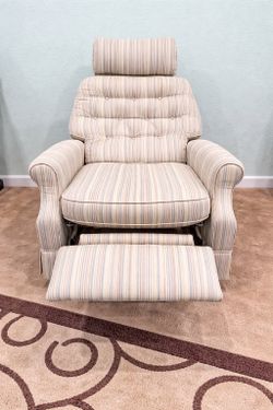 Comfortable Recliner Chair with Headrest – Great Condition