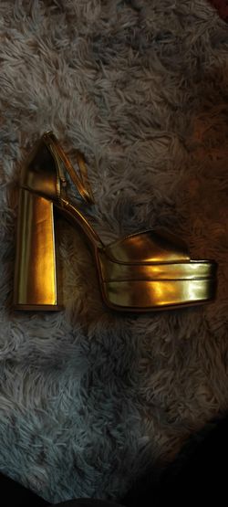 Size 9 Gold chunky heels