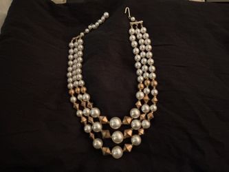 Costume Pearl Necklace.     South Austin.    Great for Mother’s Day!