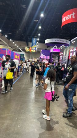 2 comic con Sunday passes $100 both