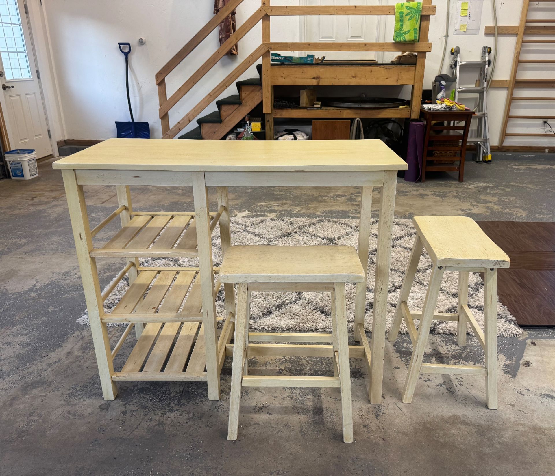 Breakfast counter with stools
