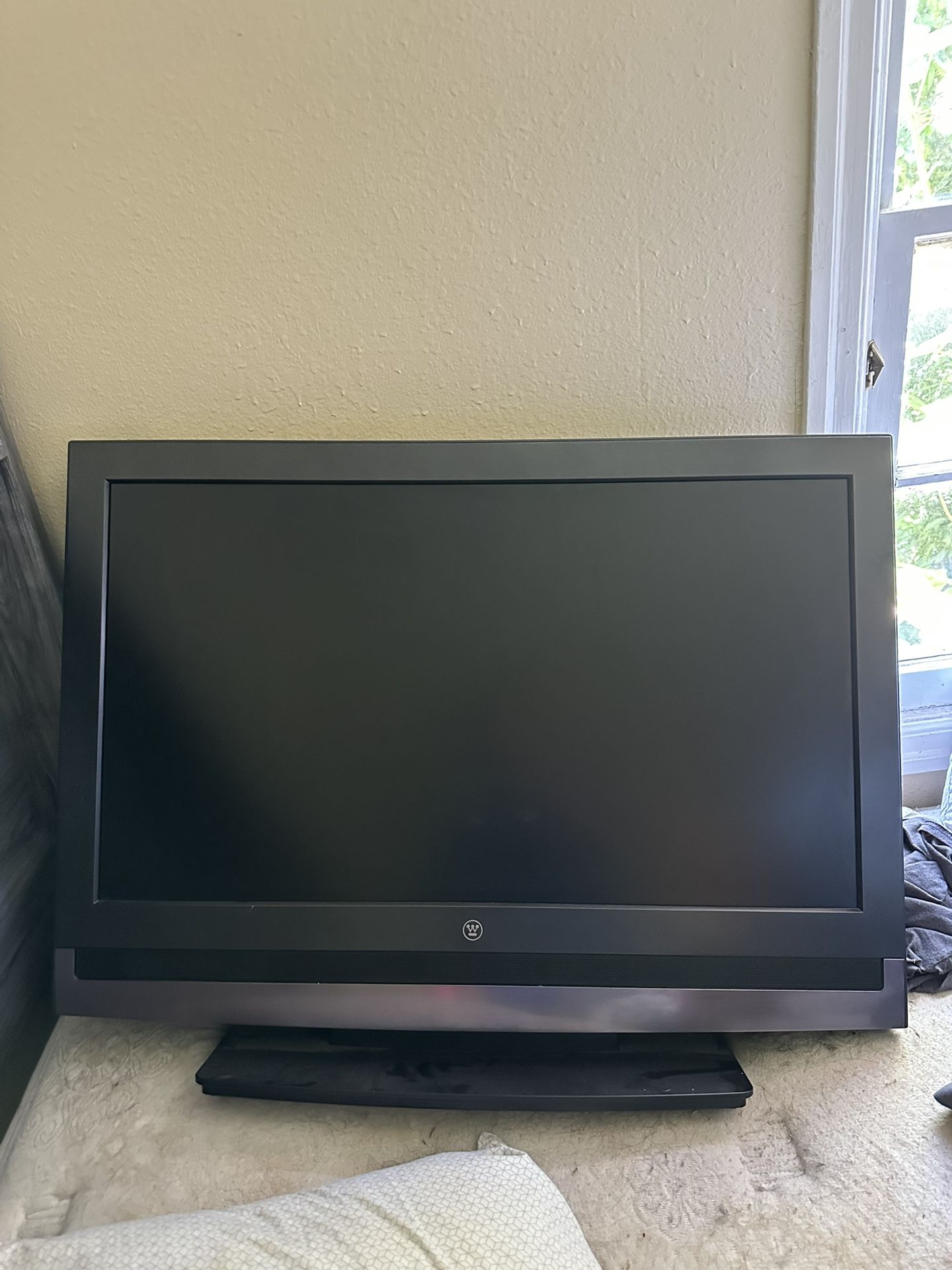32” TV
