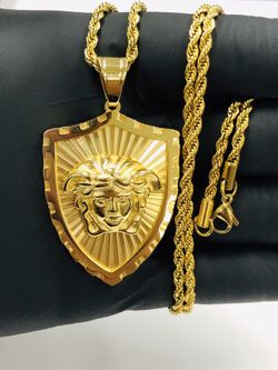 Brand new 14k gold finish Medusa head pendant with stainless steel Rope Chain ! Doesn’t turn your Neck Green