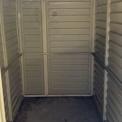Vinyl storage shed 4x6x8