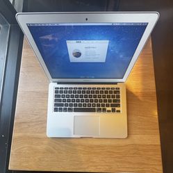 Apple MacBook Air 13” (2017) i7 • 8GB RAM • 256GB SSD