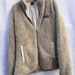 Patagonia Size M Women Zipper Jacket has front pockets sherpa faux fur