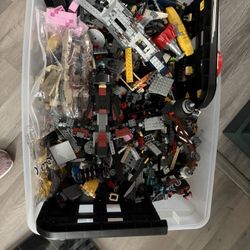 Legos No Mini Figures 
