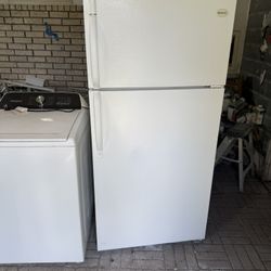 🇺🇸$335. IT RUNS EXCELLENT ❤️ITS GIGANIC 21cu ft😍😘ITS A WHITE FRIDGE😻IT HAS EVERYTHING  IN IT🎉THERES NOTHING MISSING🎊ALSO HAS BEEN CLEANED IN & 