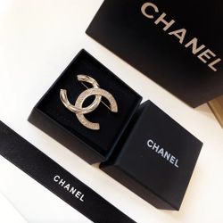 Fashion brooch