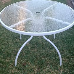 40 "x 27" Round Glass Patio Table