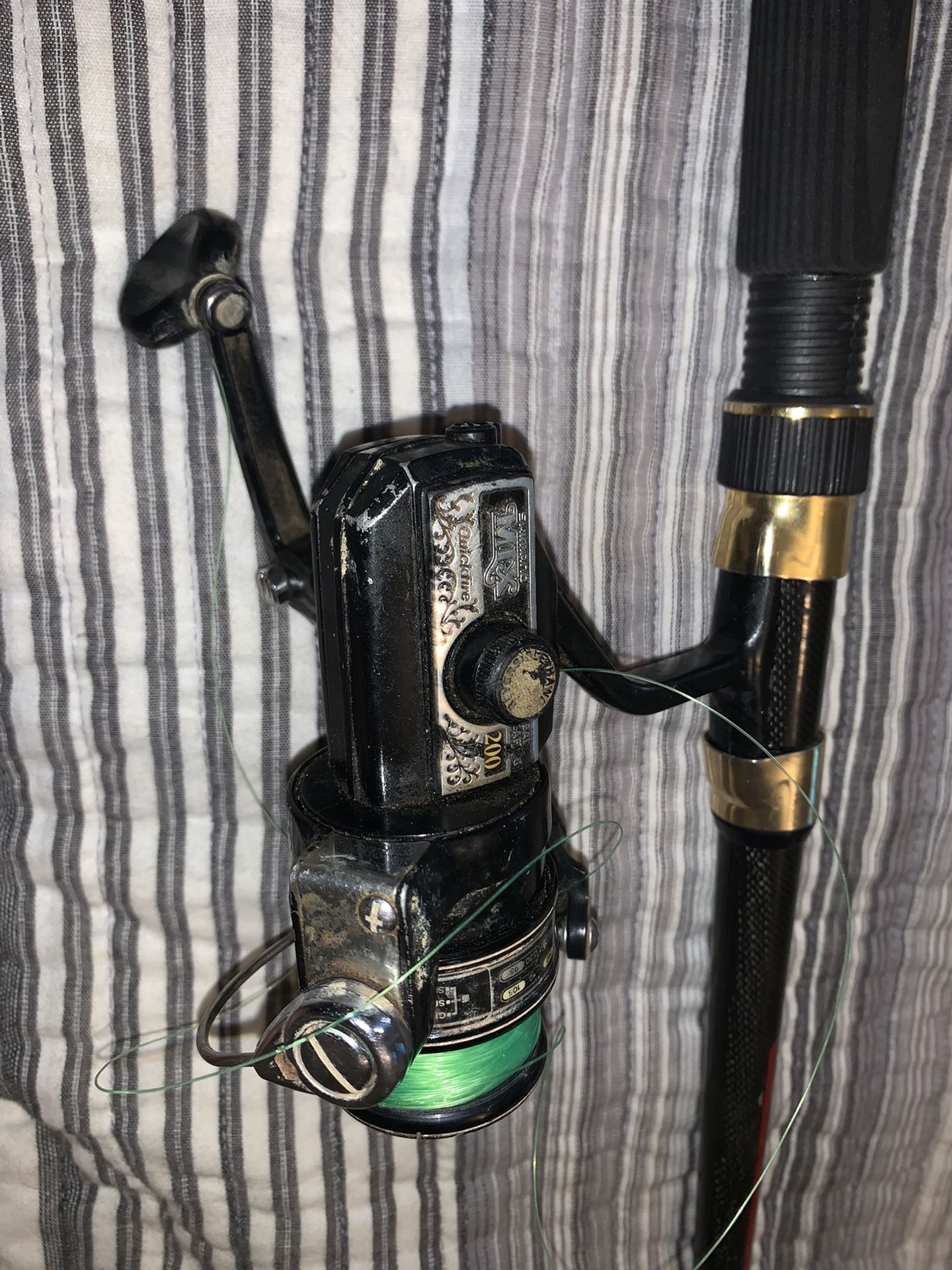 4 fishing rod and reels . shock model cabelas 8066 fiber hlass and vintage reels .