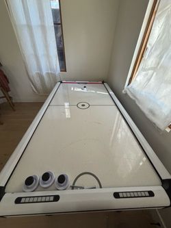 Air hockey table