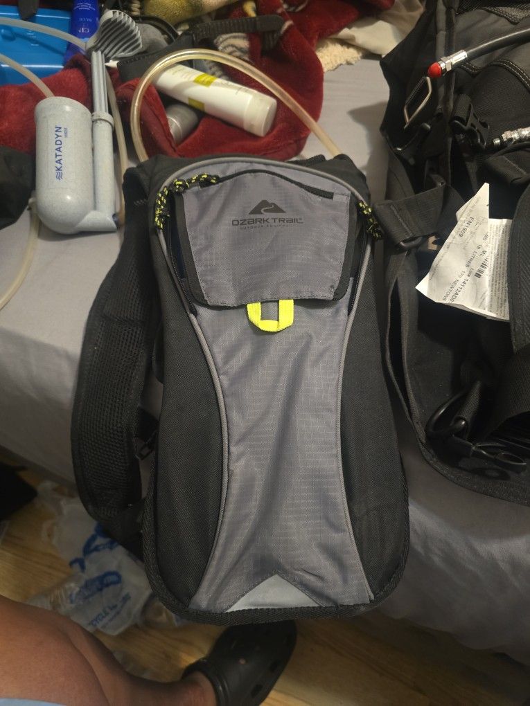 Outdoor Ozark Trail Backpack With 2 L Hydration / Water Reservoir Gray/Black