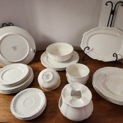 26 PC. Villeroy And Boch Dish Manoir Set