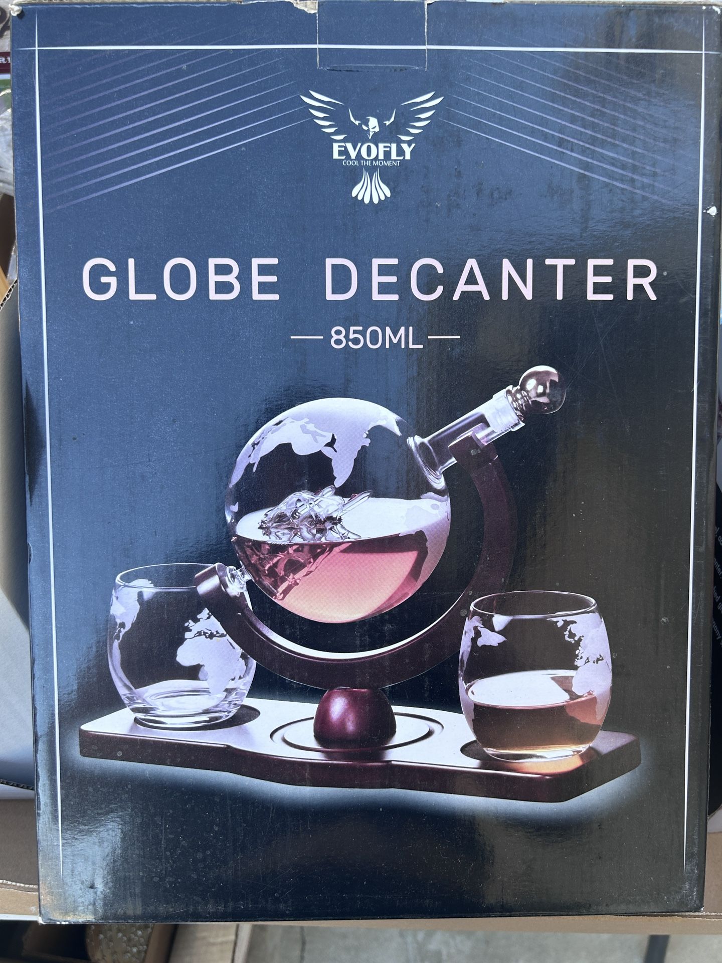 Evofly Whiskey Decanter Globe Set 850 ml Includes Stand and 2 Etched Glasses Bar