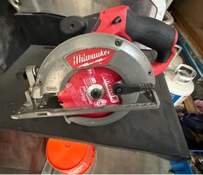 Milwaukee M12  5 1/2 mini skill saw