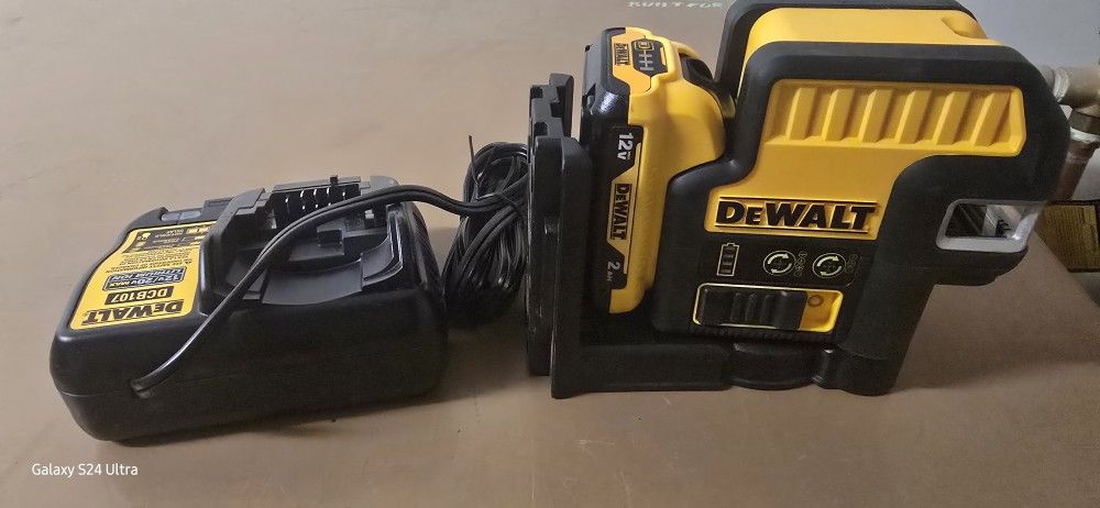 DeWalt 12V MAX* 5 Spot-Cross Line Green Laser