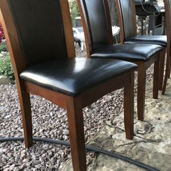 Table  4 chairs 