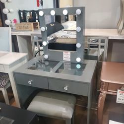 Vanity Set With Lights