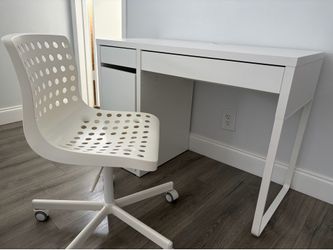 White Desk/ Office rolling chair
