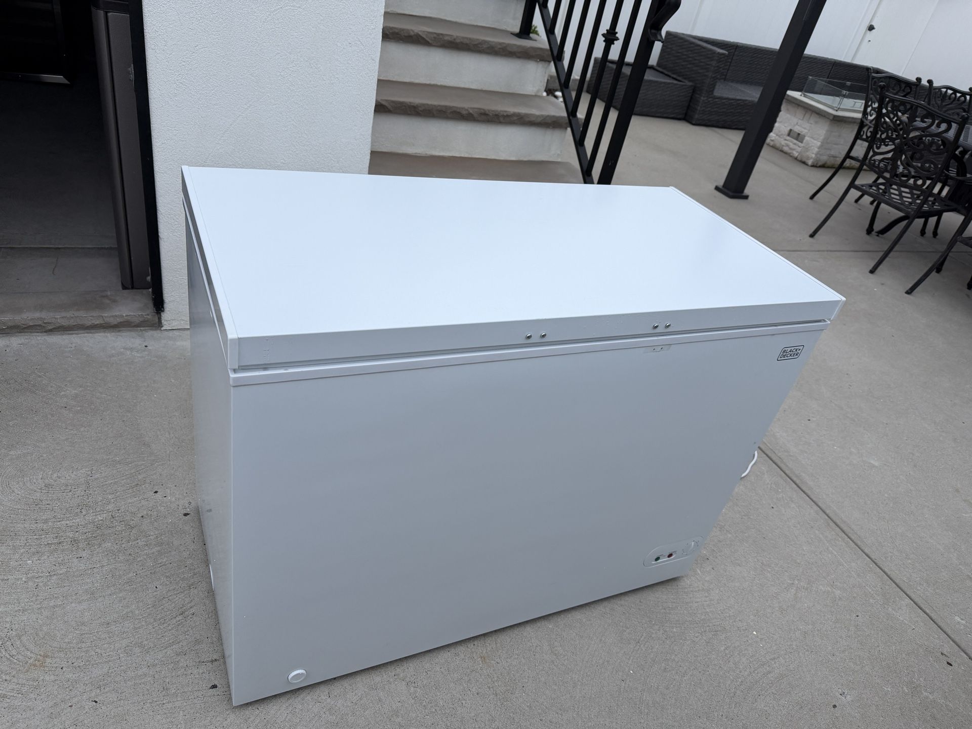 BLACK+DECKER 8.9 Cu. Ft. Chest Freezer, Deep Freezer with Top Opening, Freezer Chest with 2 Removable Storage Baskets, Mechanical Temperature Control,