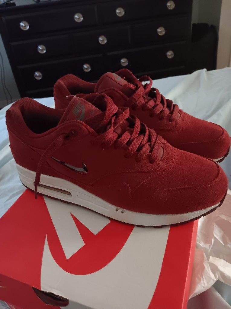 MENS SIZE: (9.5) **EXCLUSIVE NIKE AIRMAX 1** (•SUPER CLEAN •ODOR FREE •9/10 CONDITION) $$150 O.B.O