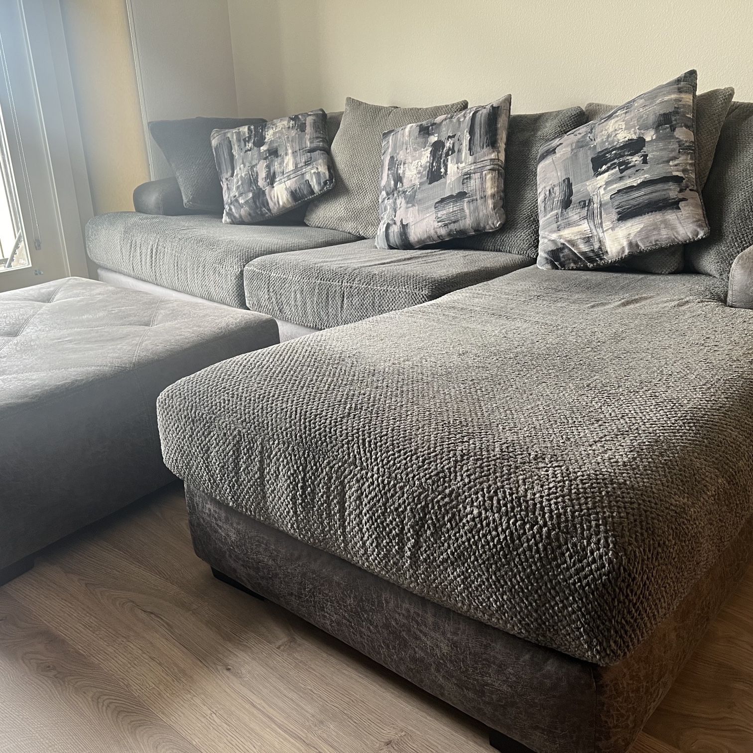 Grey Comfy sectional with chaise & ottoman