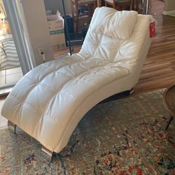 WHITE LEATHER CHAISE LOUNGE CHAIR
