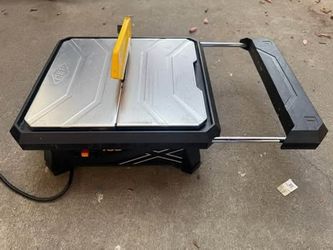 Wet tile saw table with 7in blade