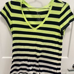 Gap Ladies The Essential V-neck Short Sleeve Shirt - Like New - Ombré Green/blue/white  - Size Medium 