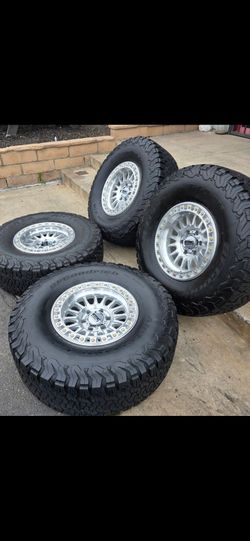 17" KMC w/ 35" BfGoodrich KO2 tires