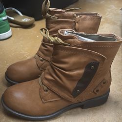 9.5 US women’s Kadi maya boots brand new!