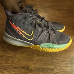 Boys youth, basketball shoes, size 6