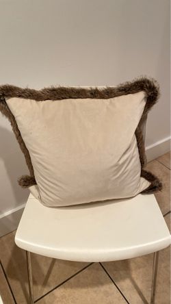 Ivory pillow with fur trim