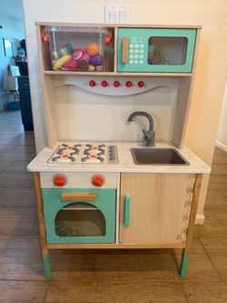Play Kitchen w food, utensils.