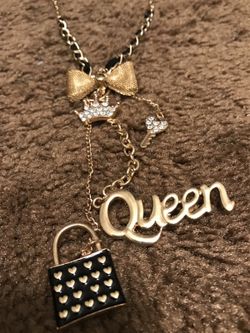 Gold queen bow necklace