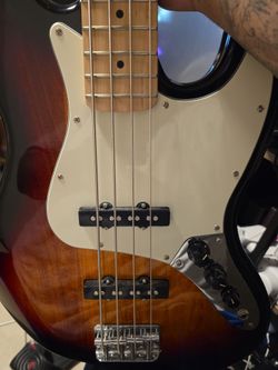 Squier bass 4 string