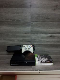 Microsoft Xbox 360 e 4gb model 1538 video game console with games and controller