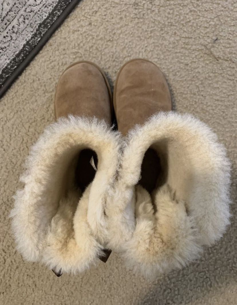 Bailey Bow ugg boots size 7 for Sale in Jacksonville, NC - OfferUp