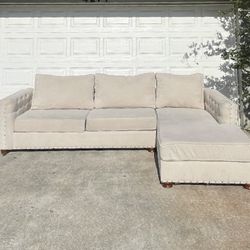 Beautiful Beige Sectional Couch / Sofa [FREE Delivery🚚]