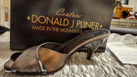 PRELOVED AUTHENTIC Donald J Pliner Couture SIZE 8 1/2  Leather Mule Heels