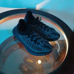 YEEZY boosts (US. 8.5) - black