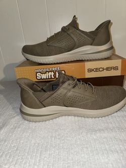 Skechers Swift Fit Hands-Free Sneakers – Men’s Size 10.5 (Taupe)