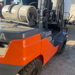 Forklift 
